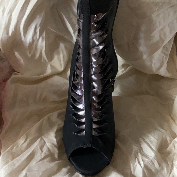 Black heels with grey on the slits size 9 - Picture 2 of 2